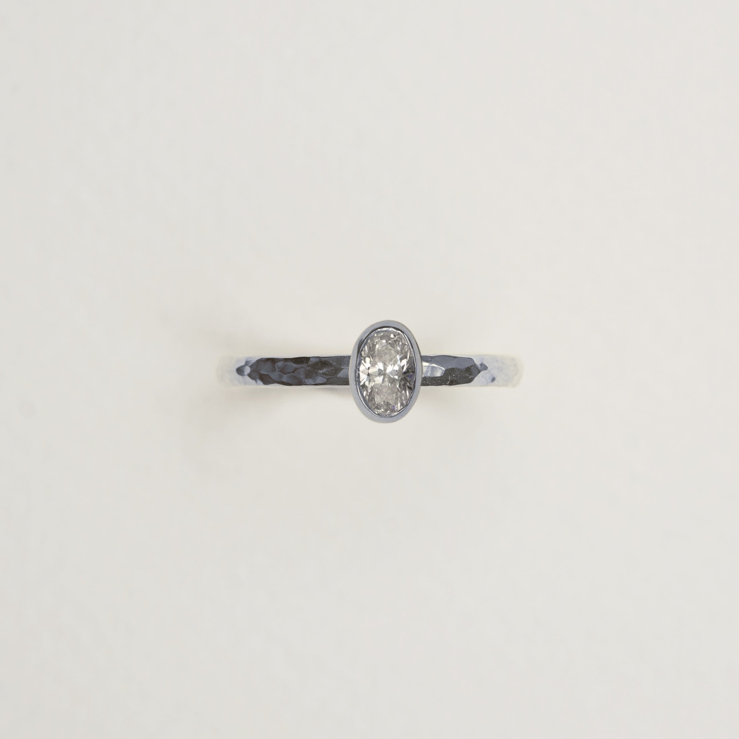Verlobungsring-Baukasten Weißgold | 4 | Oval geschmiedet | Zarge oval 4x6 mm