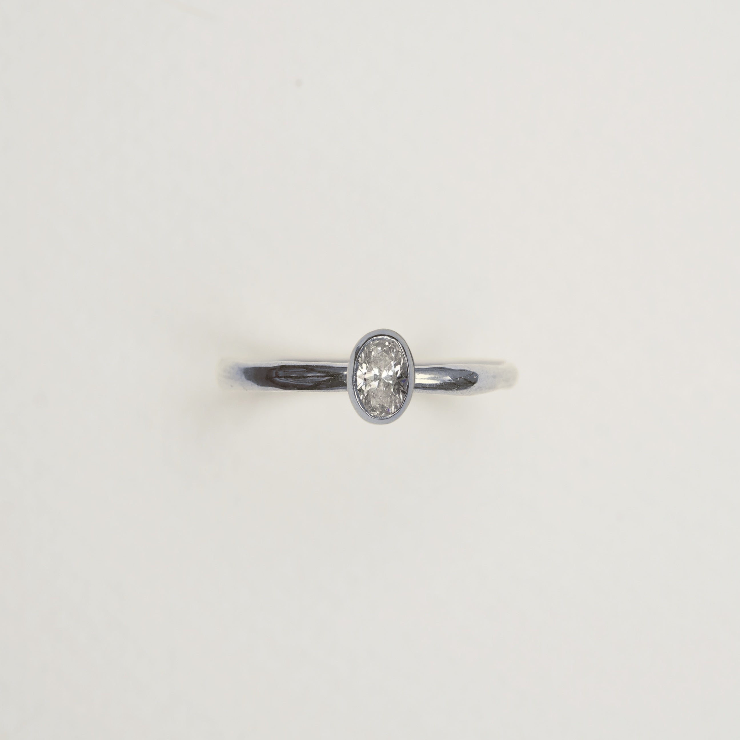 Verlobungsring-Baukasten Weißgold | 5 | Curvy | Zarge oval 4x6 mm